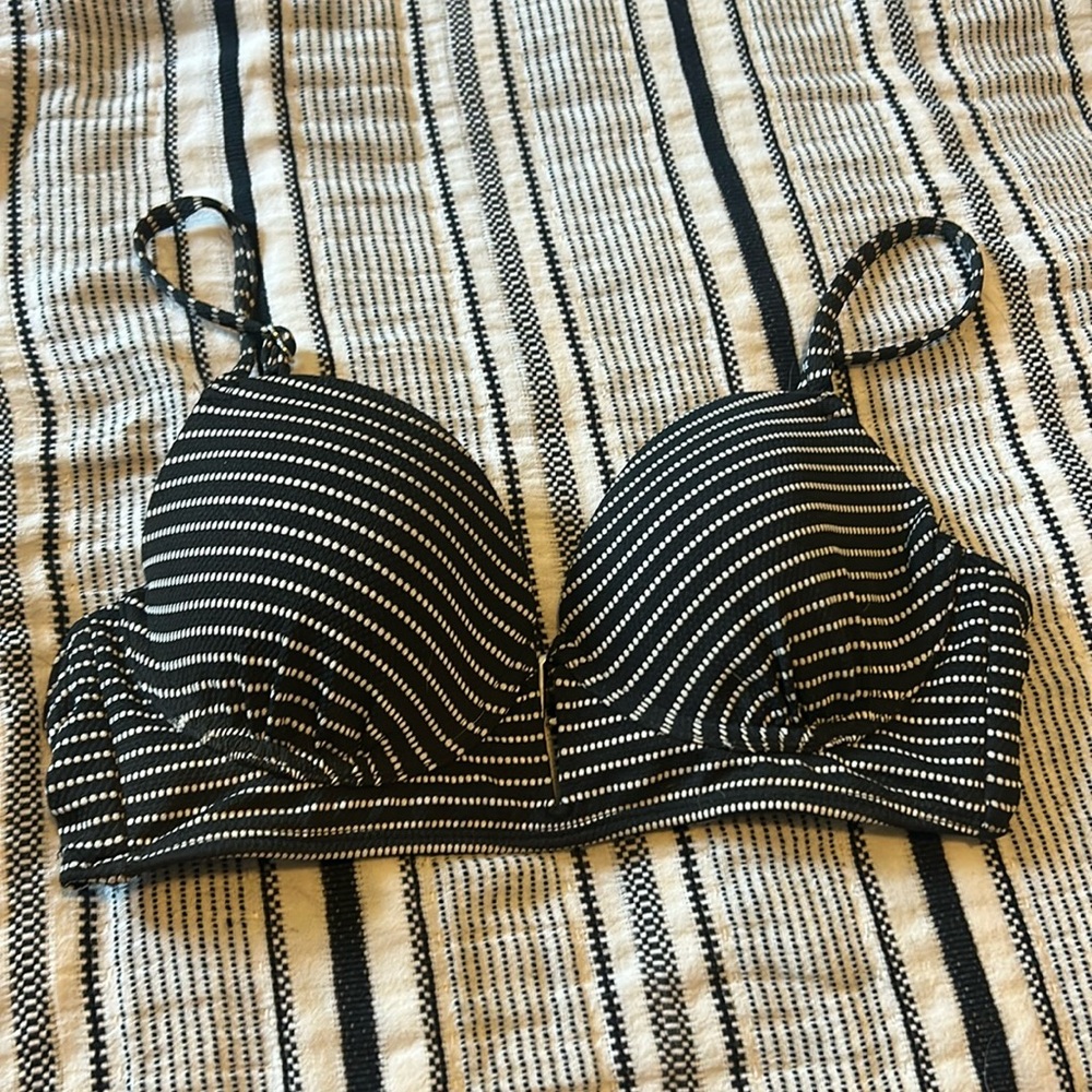 Women’s underwire swim top